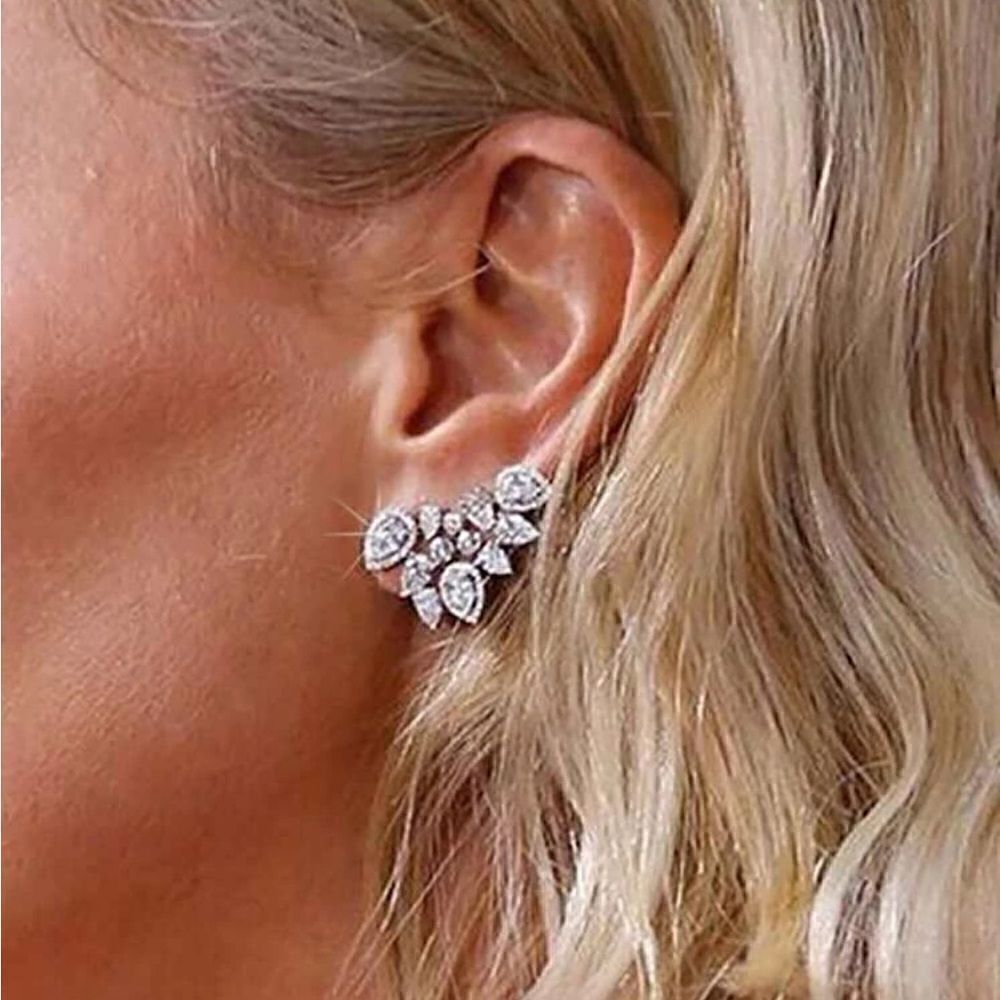 Stud diamond earrings A132